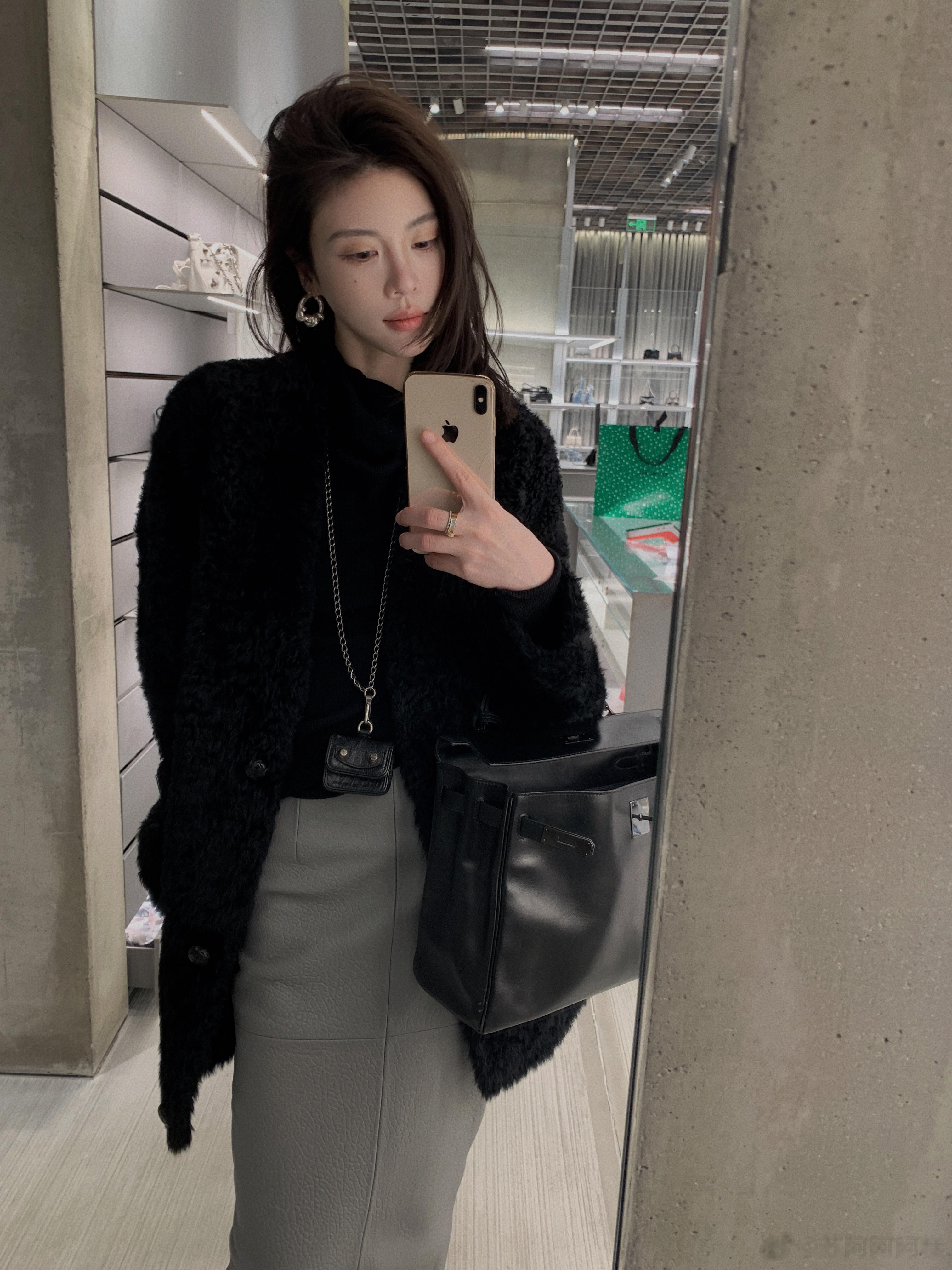去仓库拿了一件小杨的皮草自留 超级好穿！ ​​​