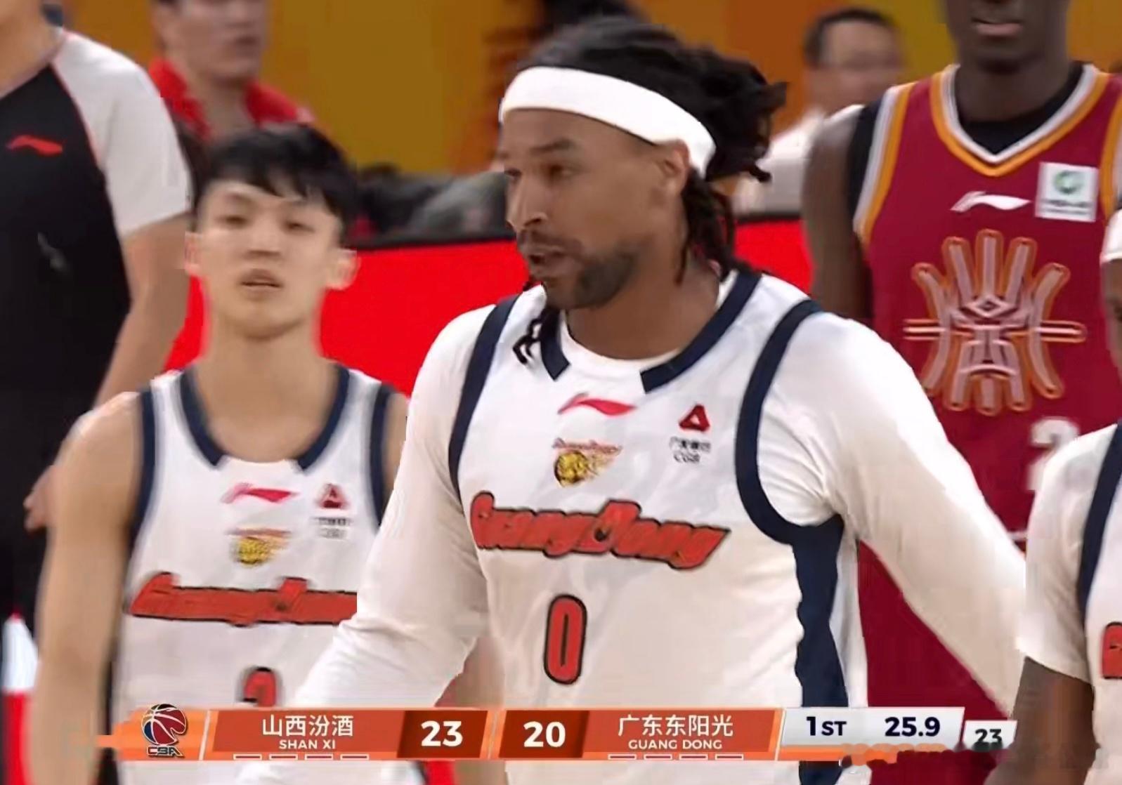 广东男篮第一节一度领先山西双位数，迪亚洛上来后砍了13分，广东连续出现失误，第一