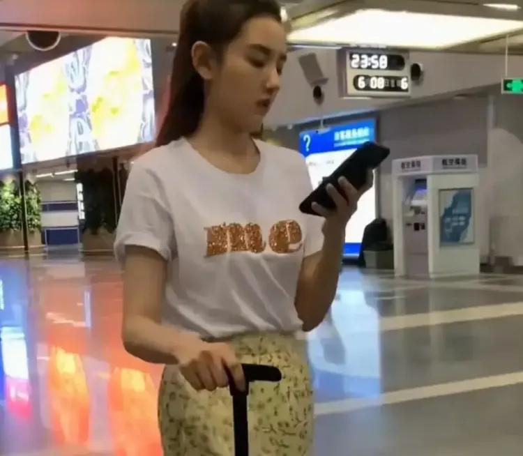 宋祖儿近日现身机场，面容憔悴，没有粉丝前来接机。过去，她每次出现都会有大批粉丝到