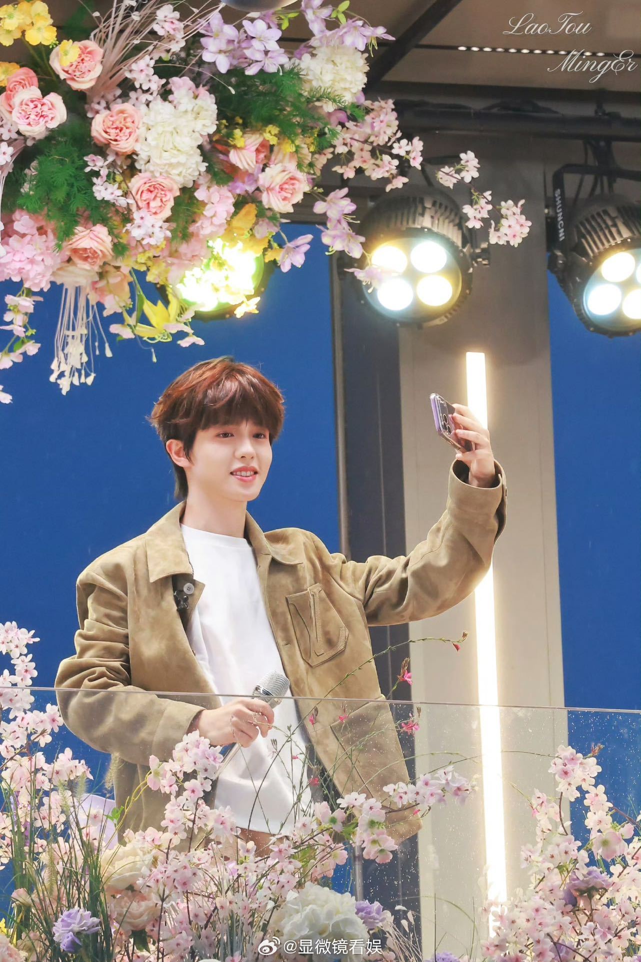 李昊29岁生日现身杭州西子廊桥 西子廊桥盲盒快闪活动好浪漫，和粉丝24小时的线上