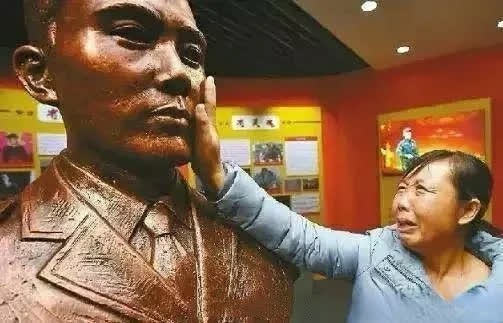 这是最残忍的相见  也是最残忍的重逢  烈士王成龙的母亲  抚摸着儿子的塑像  