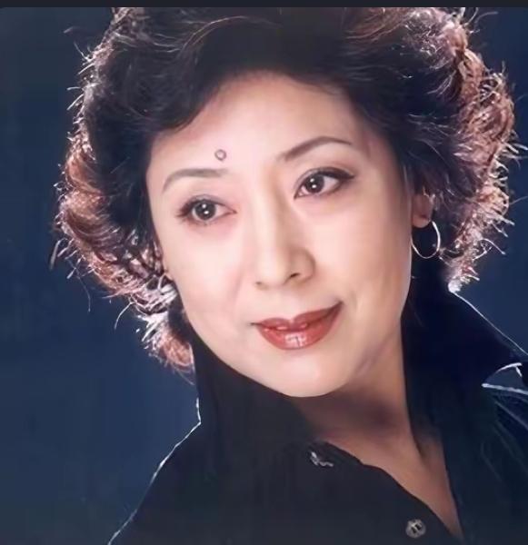 国家一级演员关牧村：
女中音界的艺术名片
 
2025年10月30日，“秋枫醉语