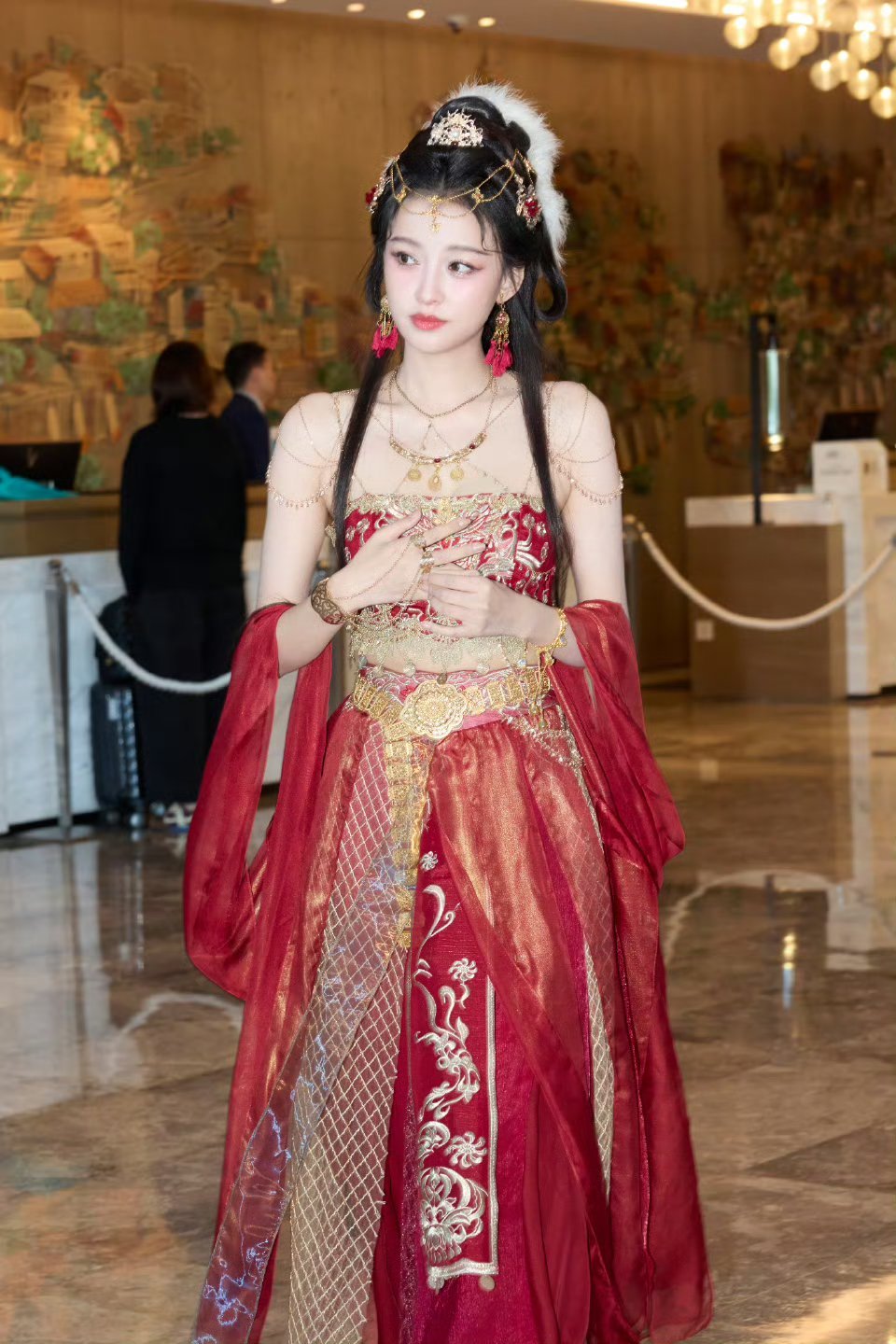 孙怡～～孙怡[超话]孙怡王牌红装路透 ​​​