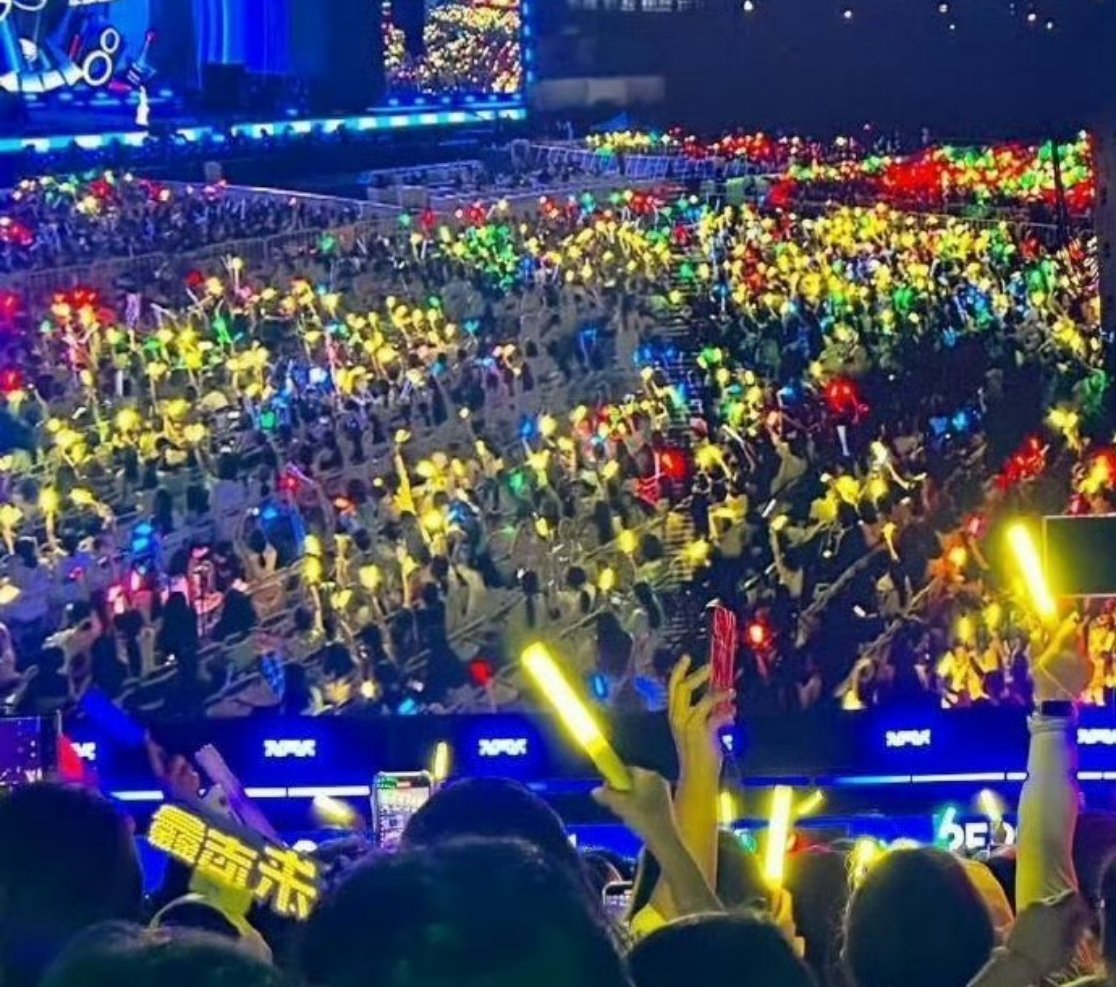 今天登陆少年直播线下人气👀朱志鑫黄海🆚苏新皓红海 ​​​