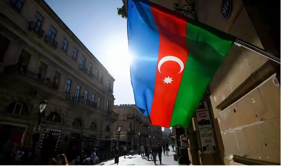 美国最近在南高加索搞了个大动作，副总统万斯访问阿塞拜疆，签署战略伙伴宪章，正式承