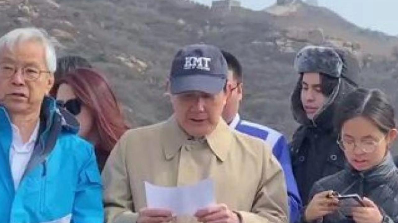 马英九携年轻学子们登上了长城，眼望大好河山，心忧祖国统一，他领头合唱了著名抗战歌