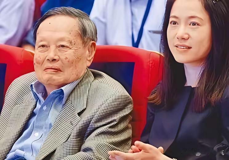 也说翁帆能否再嫁人？
对于杨振宁先生，翁帆女士是最仁义的，他们携手走过了人生最珍
