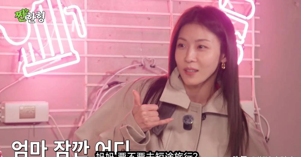 一米七的河智苑，新剧发布会上一身黑裙，瘦得有点撑不住。
五年没谈恋爱，六年过去，