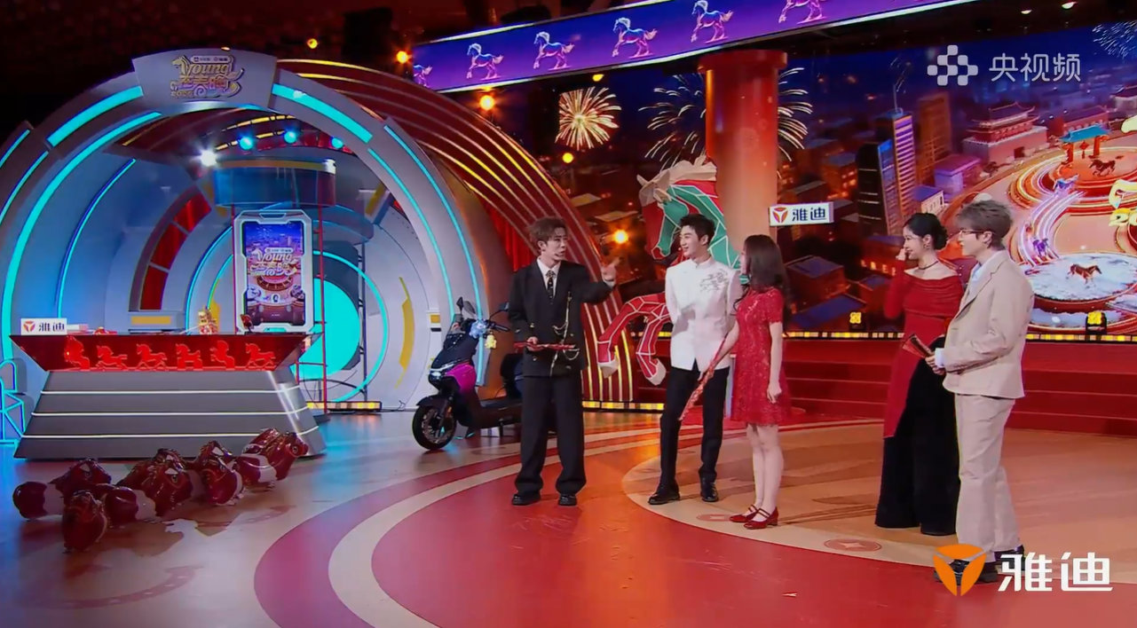 谁被Young在春晚的这两电动车植入圈粉了？小迪唤醒瞬间科技感拉满，堪称马年骐骥