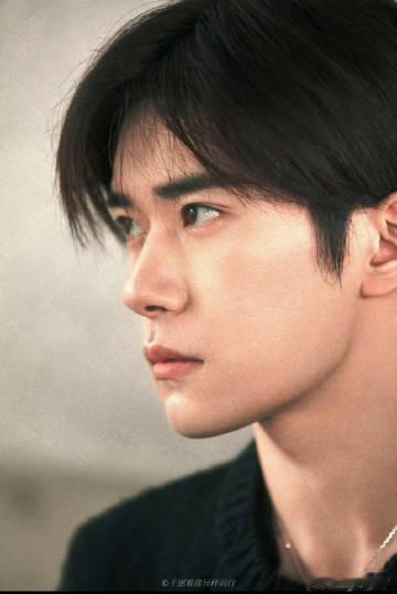 易烊千玺Allblack西装适配度易烊千玺这眼神谁顶得住易烊千玺的黑西装绝对是一