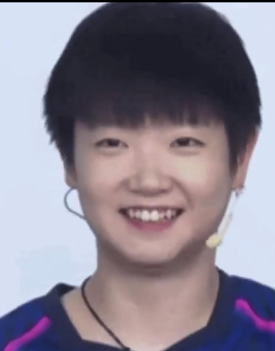莎莎说：“我被入选2026年新版小学课本，跟龙哥张怡宁，孔令辉王楠他们放一起了，