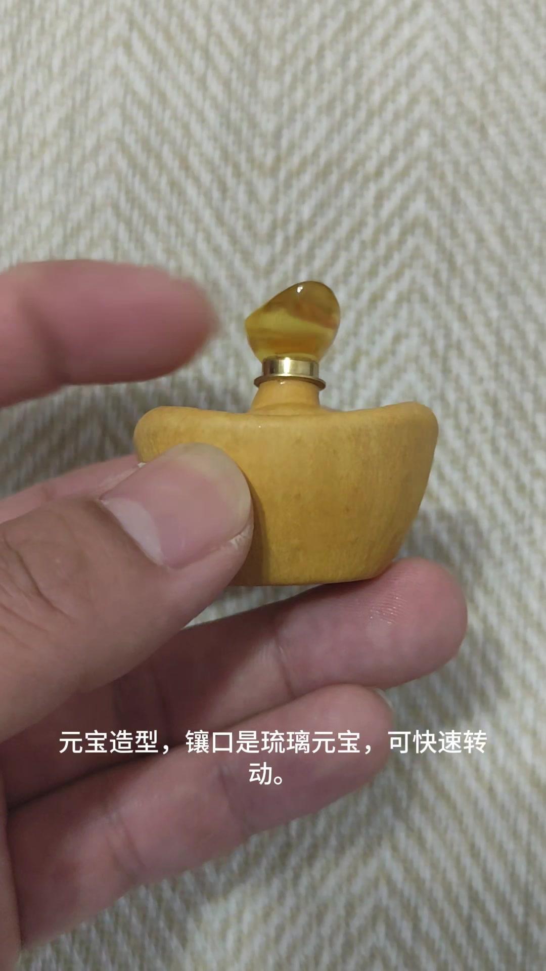 自己动手做的摆件就是不一样，元宝造型特别讨喜，琉璃材质的元宝还能快速转动，把玩起