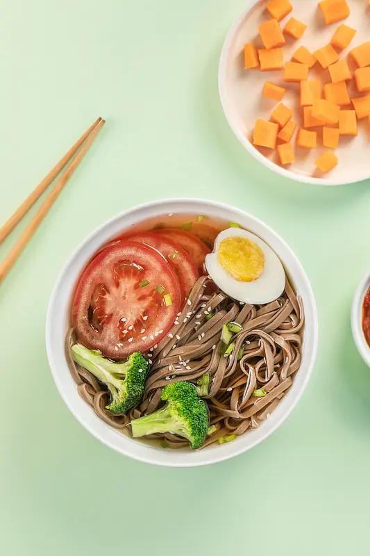 今天一天不是赖到床上，就是仰到沙发上，刷抖音，刷视频，啥啥都没干。快到晚饭了，也