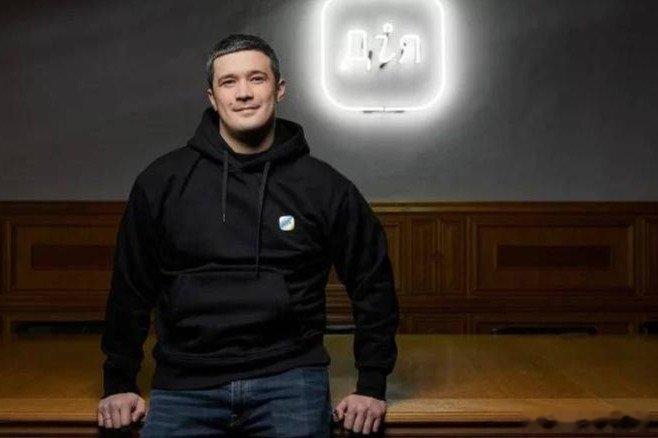 凤凰新闻【卢甘斯克公路俄军后勤车队大火不是偶然，这是两代战争思维的必然结果】乌克