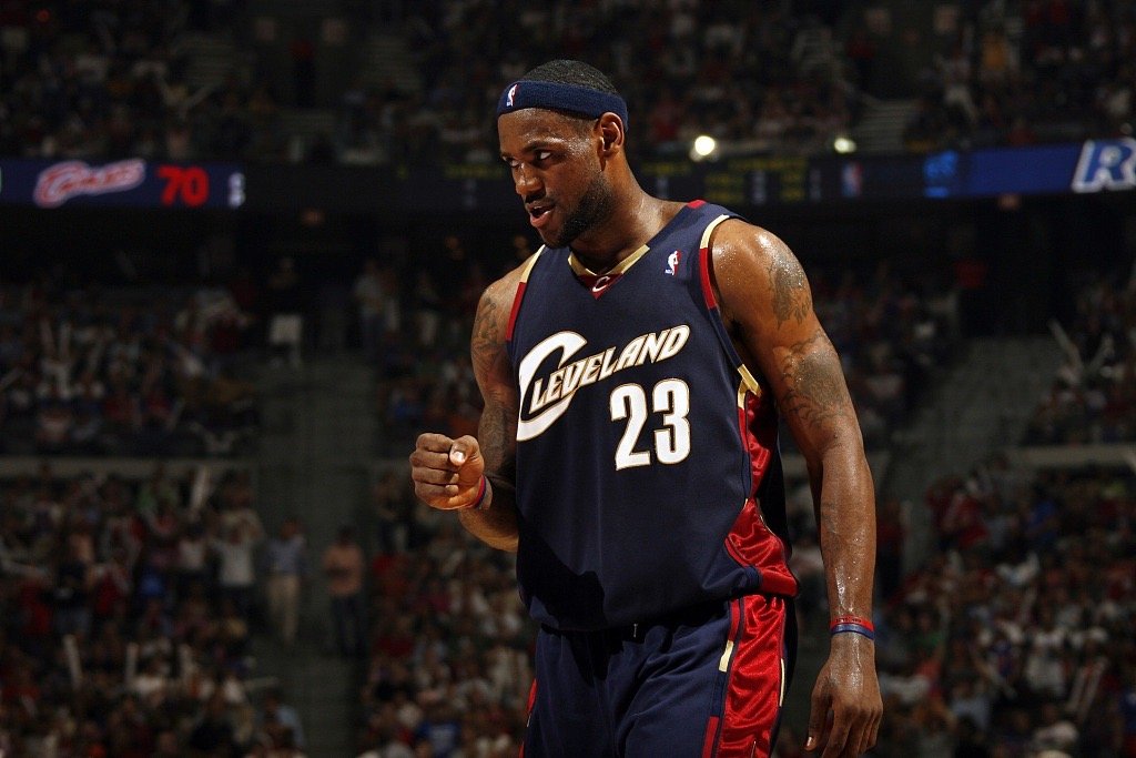 ESPN记者Tim MacMahon：联盟内部人士普遍认为，骑士￼是詹姆斯下赛季