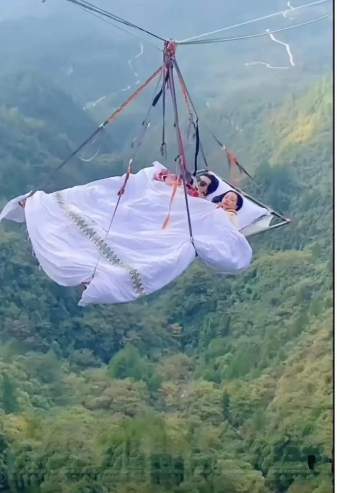 体验空中睡觉一晚，据说价格每人500，你敢挑战吗？ ​​​