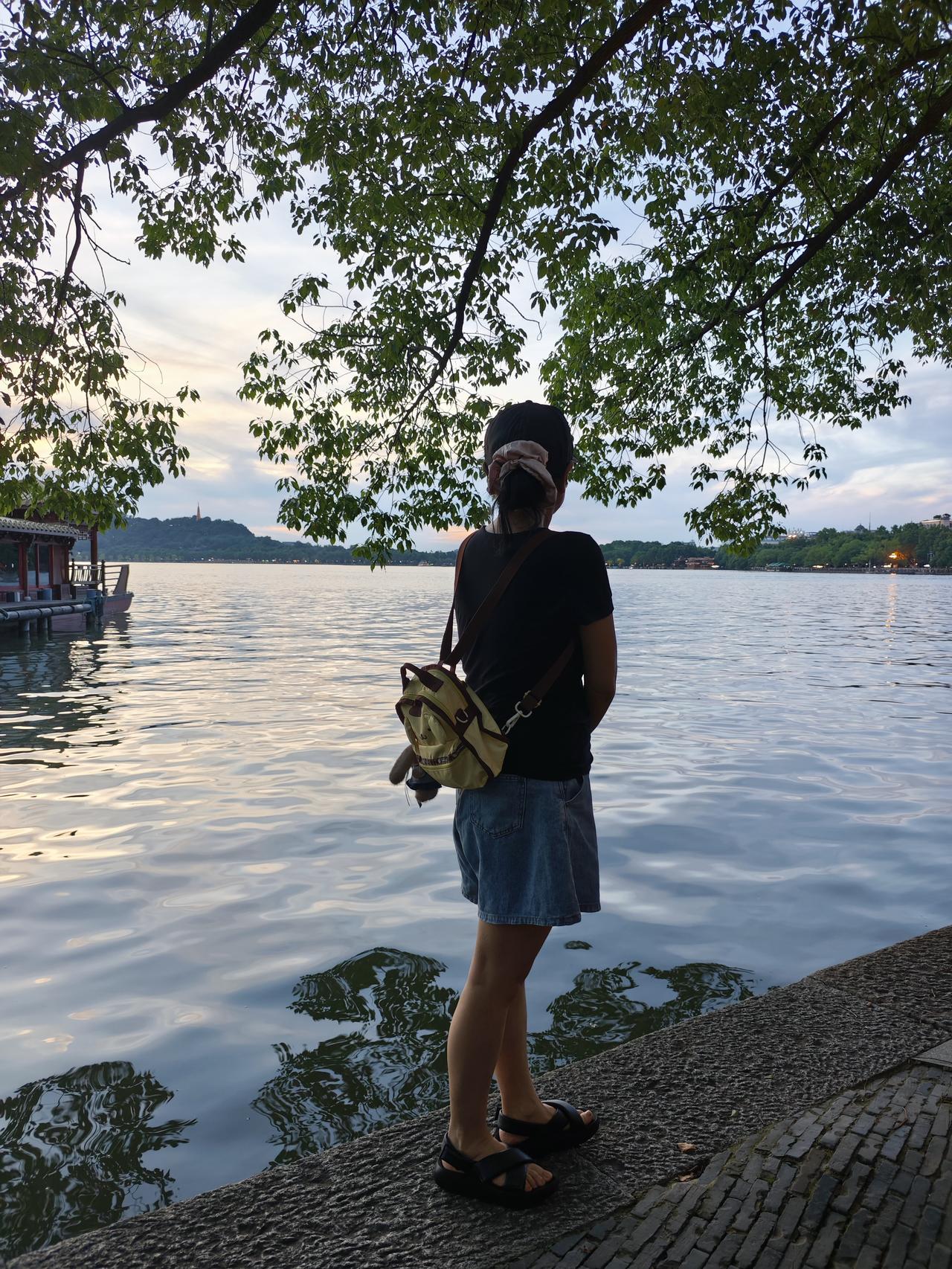 跟网友互动也要有距离感，不能太近否则会给自己带来麻烦。有个网友总是喜欢打听别人的