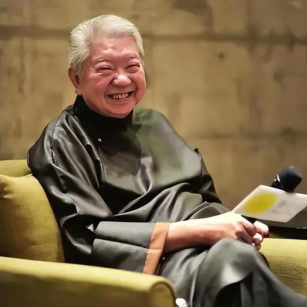 [太阳]1993年，黄家驹在日本摔伤去世，蔡澜前往为他操办葬礼，记者问蔡澜:“你