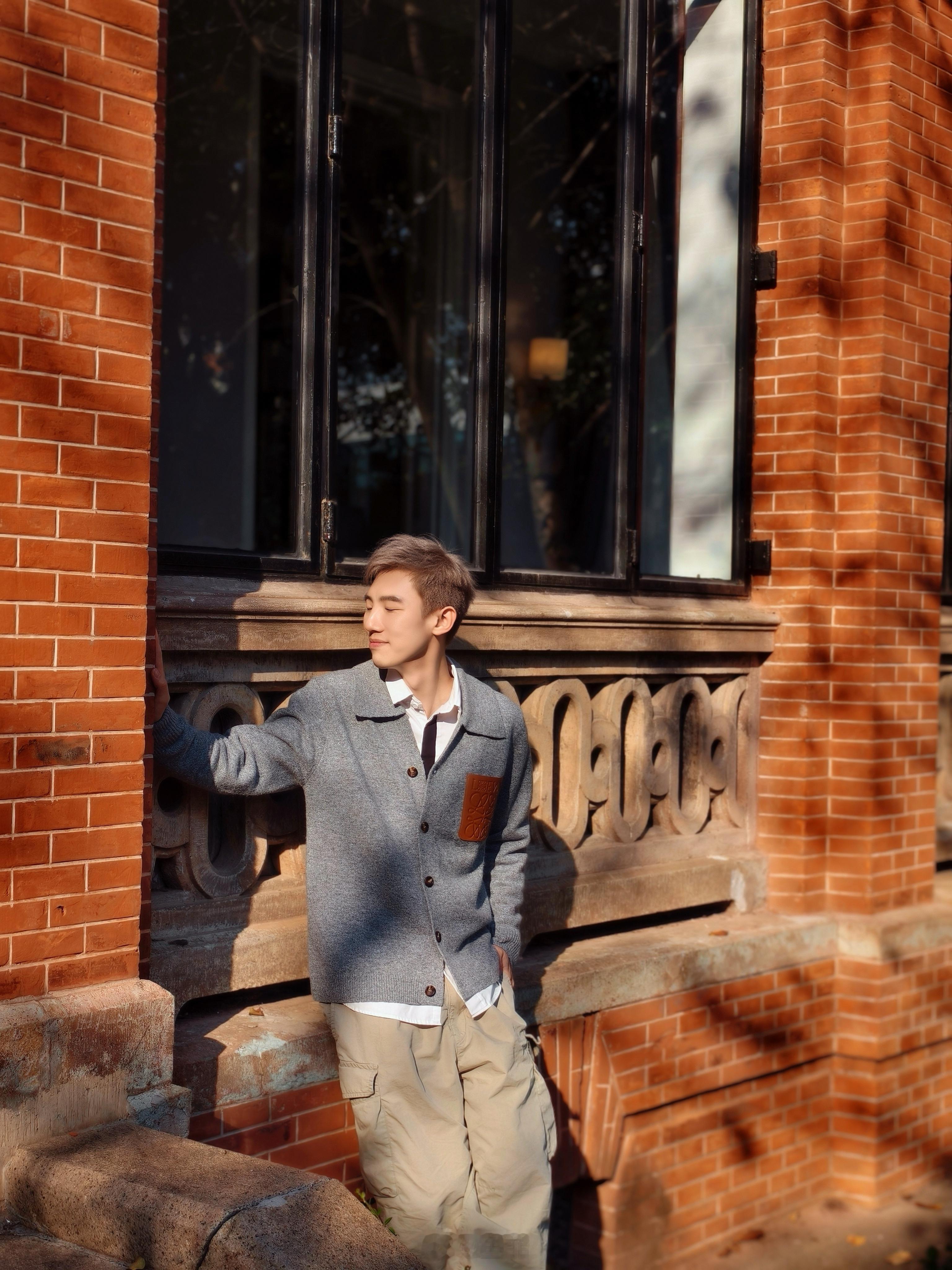 午后的光，斜斜穿过百年老楼的窗格，在红砖墙上漾开一片温存的暖意。友人邀约冬令进补