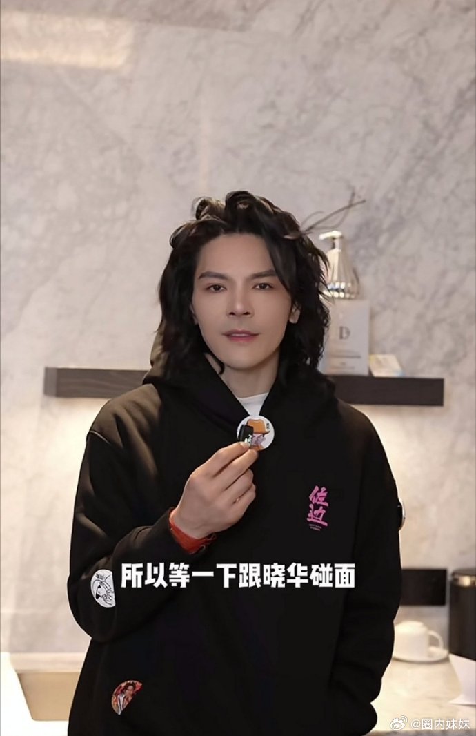 向佐找晓华3小时做新发型，结果成品依旧是长发，就是多了几个小辫子…[允悲] 