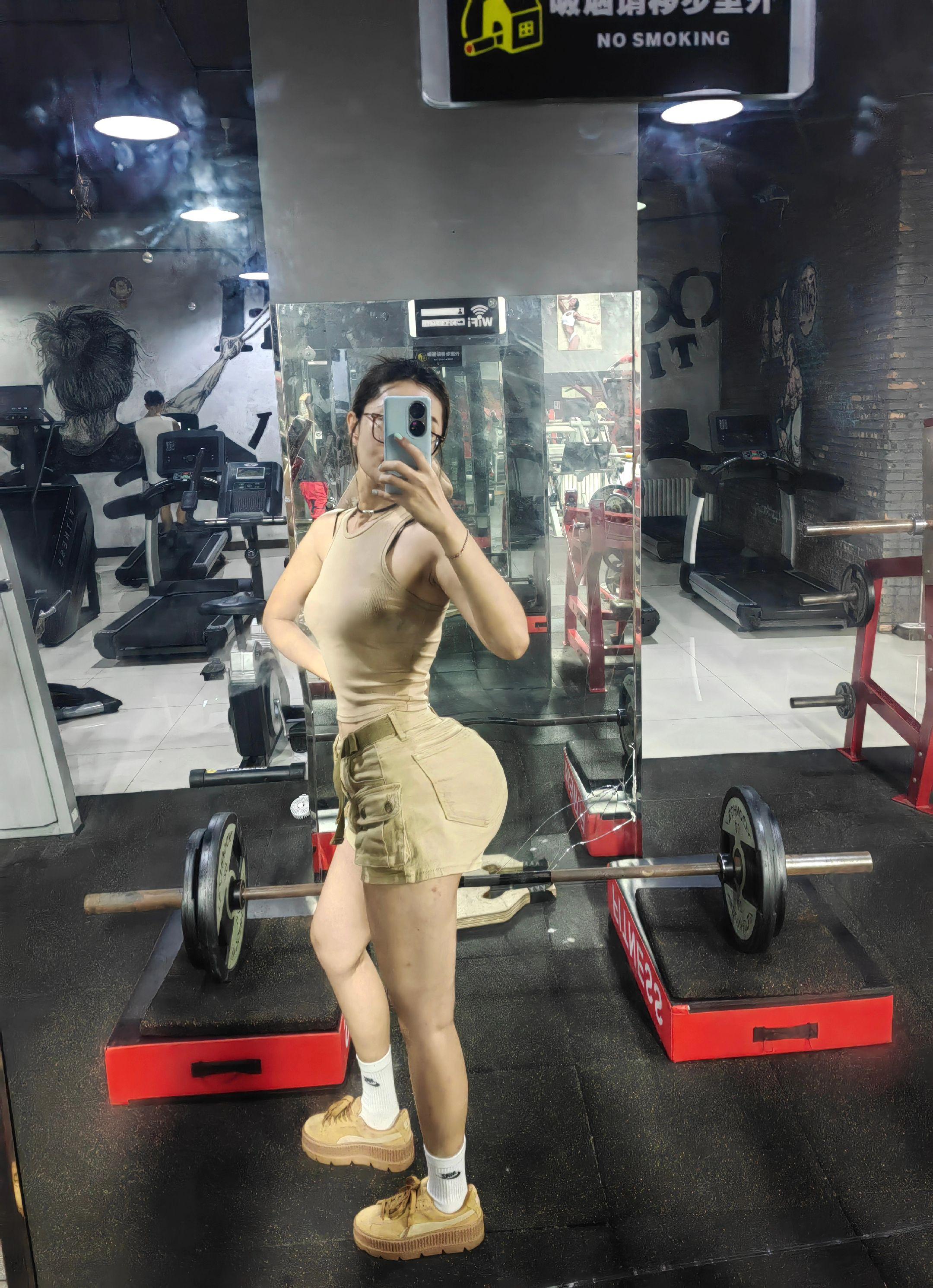 早上醒来腿和肩膀都很疼，怎么回事呢，照镜子一看，原来是昨天把屁股练大了...