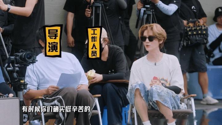 鹿晗共情五哈导演了鹿晗和导演说你们挺辛苦的哈哈哈哈哈 导演WZY被鹿晗理解的瞬间