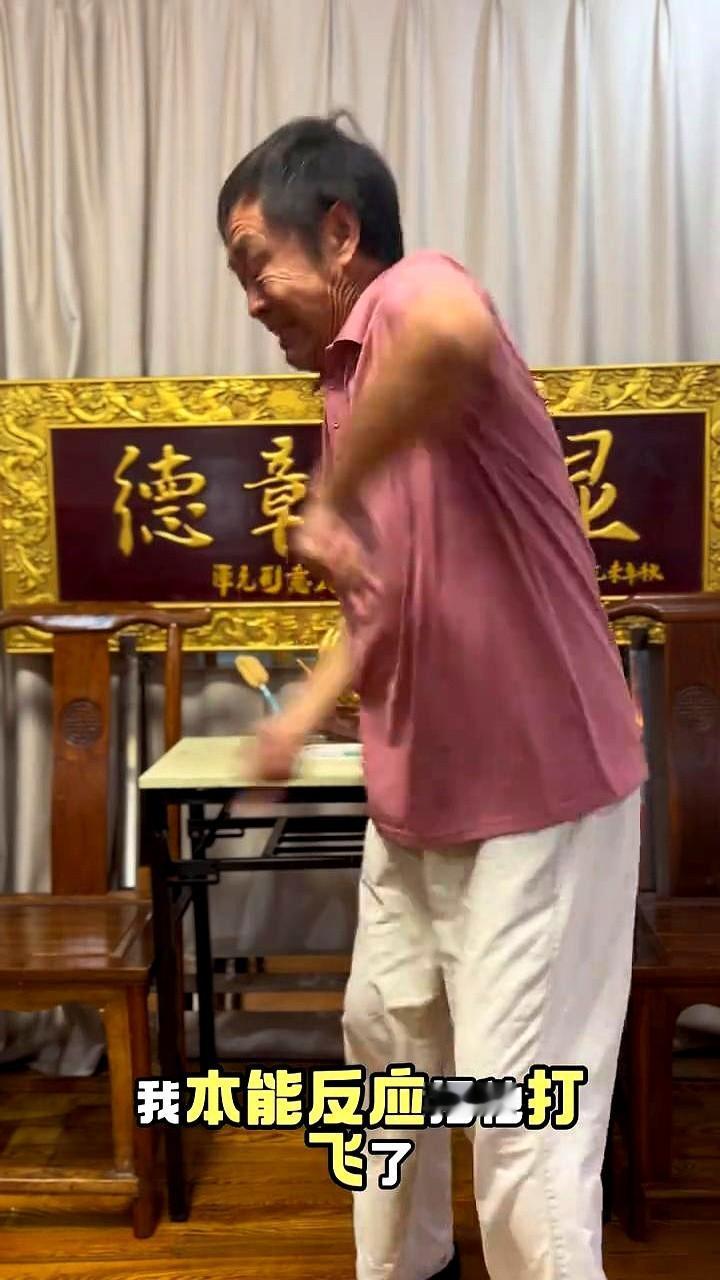 在英国教功夫，我刚拍了一下学员的手，他就动手了。

当时我只是纠正他预备式里左手
