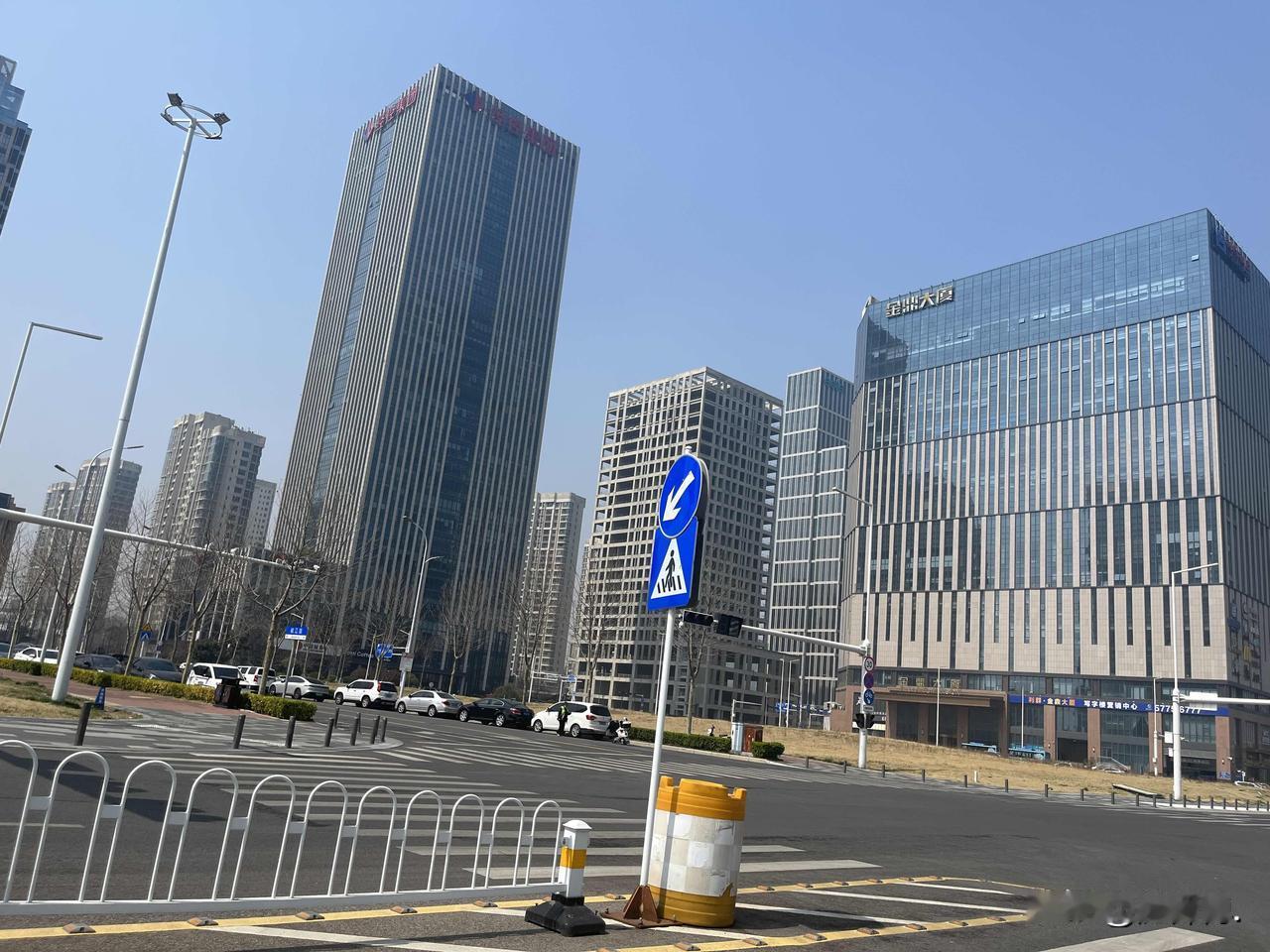 西海岸唐岛湾核心片区，高楼林立。
	
有几个高端盘，分布在这个板块内。这几年，也