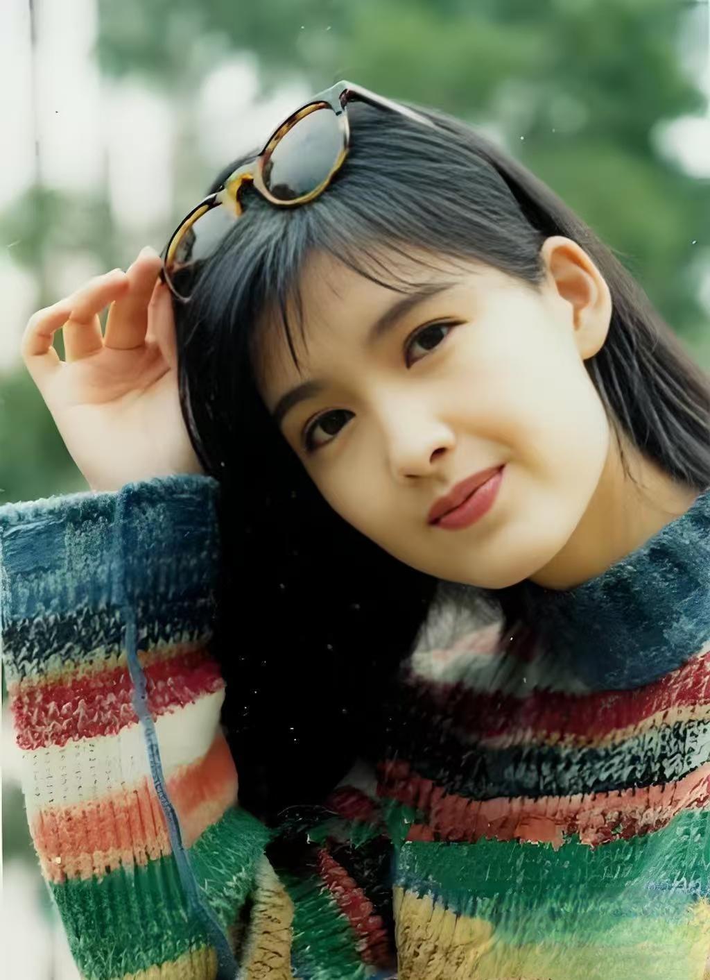 为什么看三十年前的美女更有味道？
其实，是今天无意间看到的这两张周慧敏的照片，真