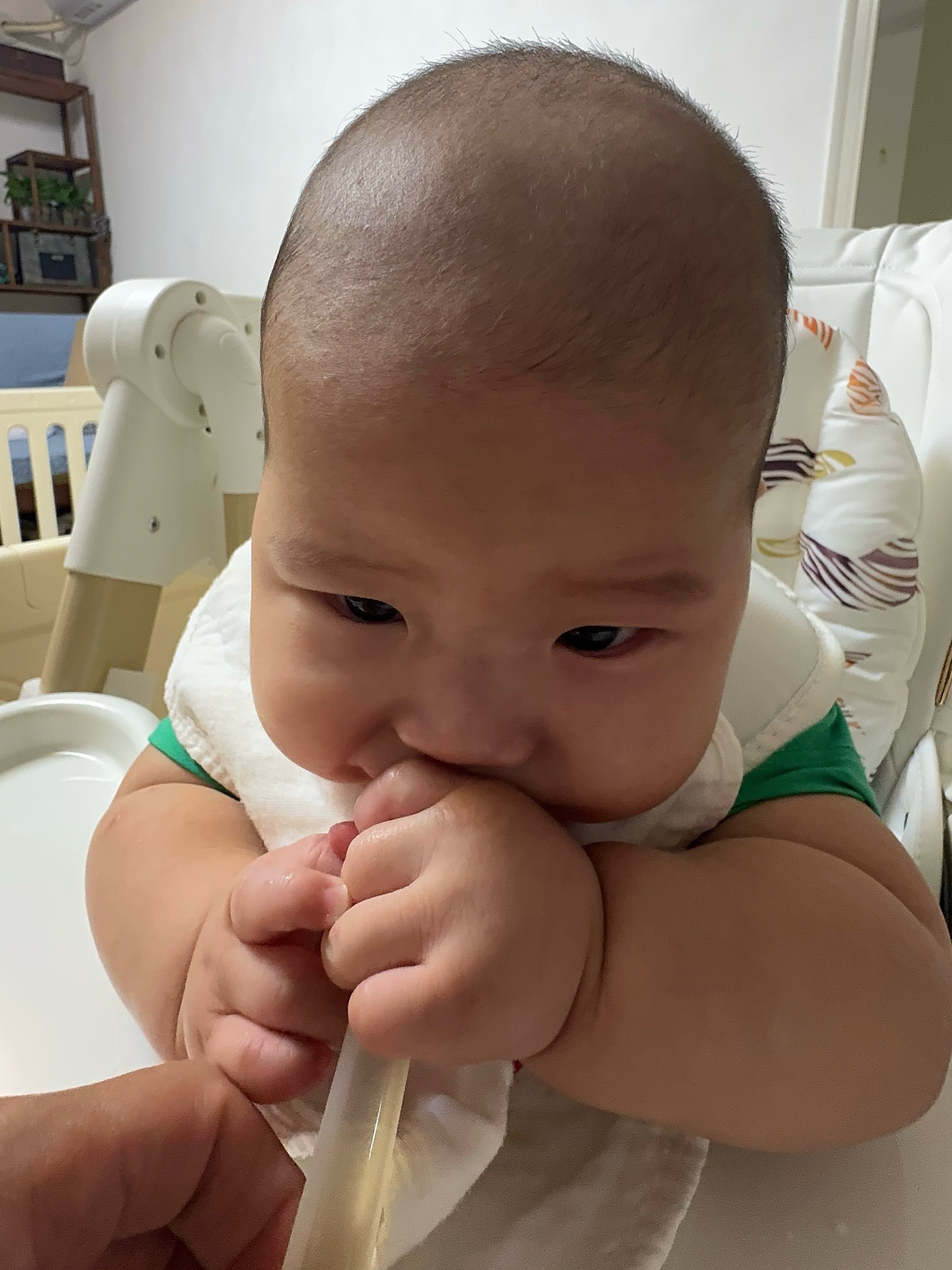 6个月宝宝吃辅食被香得一激灵这小子第一次吃辅食的时候疯狂咬勺子磨牙第10个月 牙