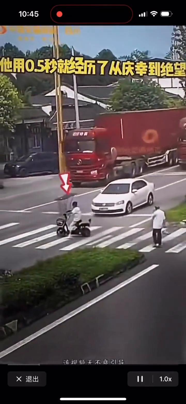 货车斑马线前不减速是最大罪魁祸首。
事故发生后电动车骑行人经抢救无效死亡。