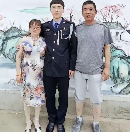 2022 年，江苏常州一家商场里，一位失独母亲突然疯了似的冲向一个陌生小伙，死死