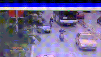 开门杀太害人了！
哪怕是再早2秒，或者再晚2秒都不会出事，但是一切都来不及了！