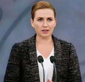 北约要完蛋了！
丹麦女首相昨天把咖啡杯狠狠砸在特朗普面前，声音冷得像北极冰层：