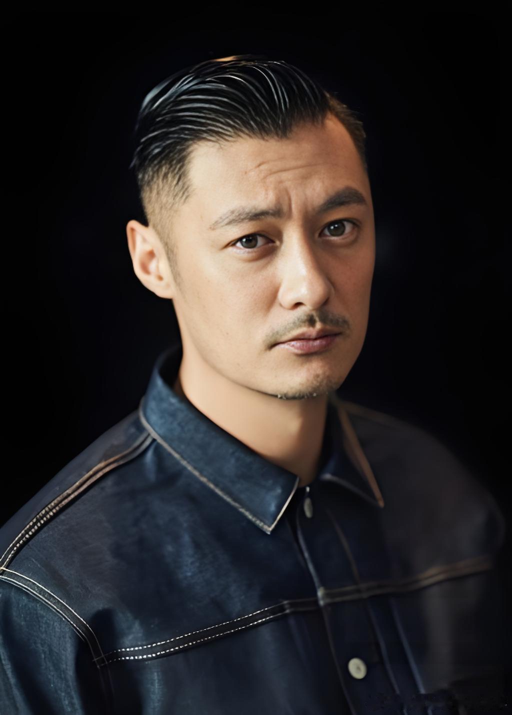 八字女命日支坐七杀，感情很难平淡如水。遇见的伴侣能力出众，能够带动你成长，同时相
