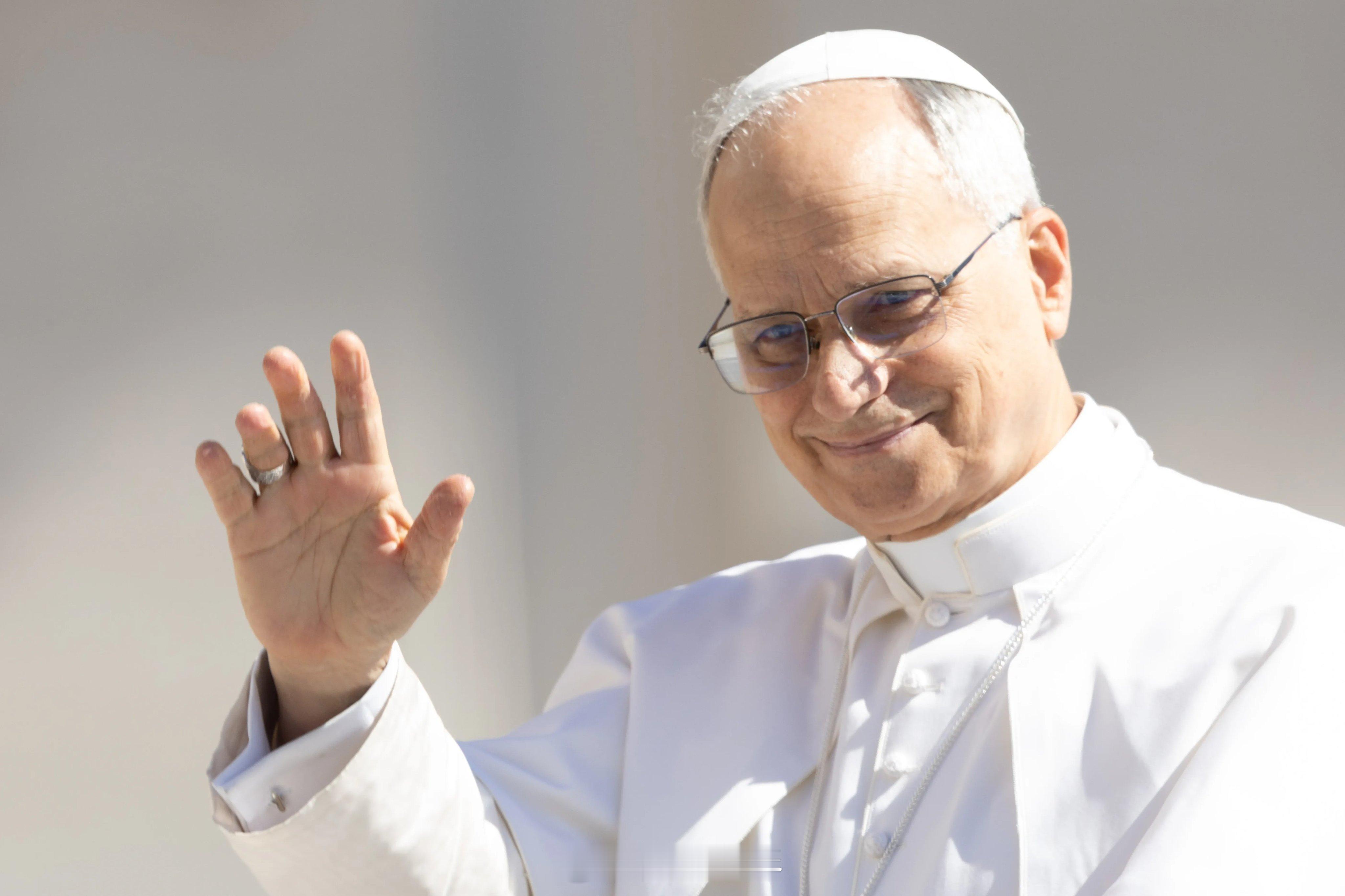 特朗普邀请教皇利奥十四世加入其“和平委员会”。梵蒂冈表示："教皇已收到邀请，我们