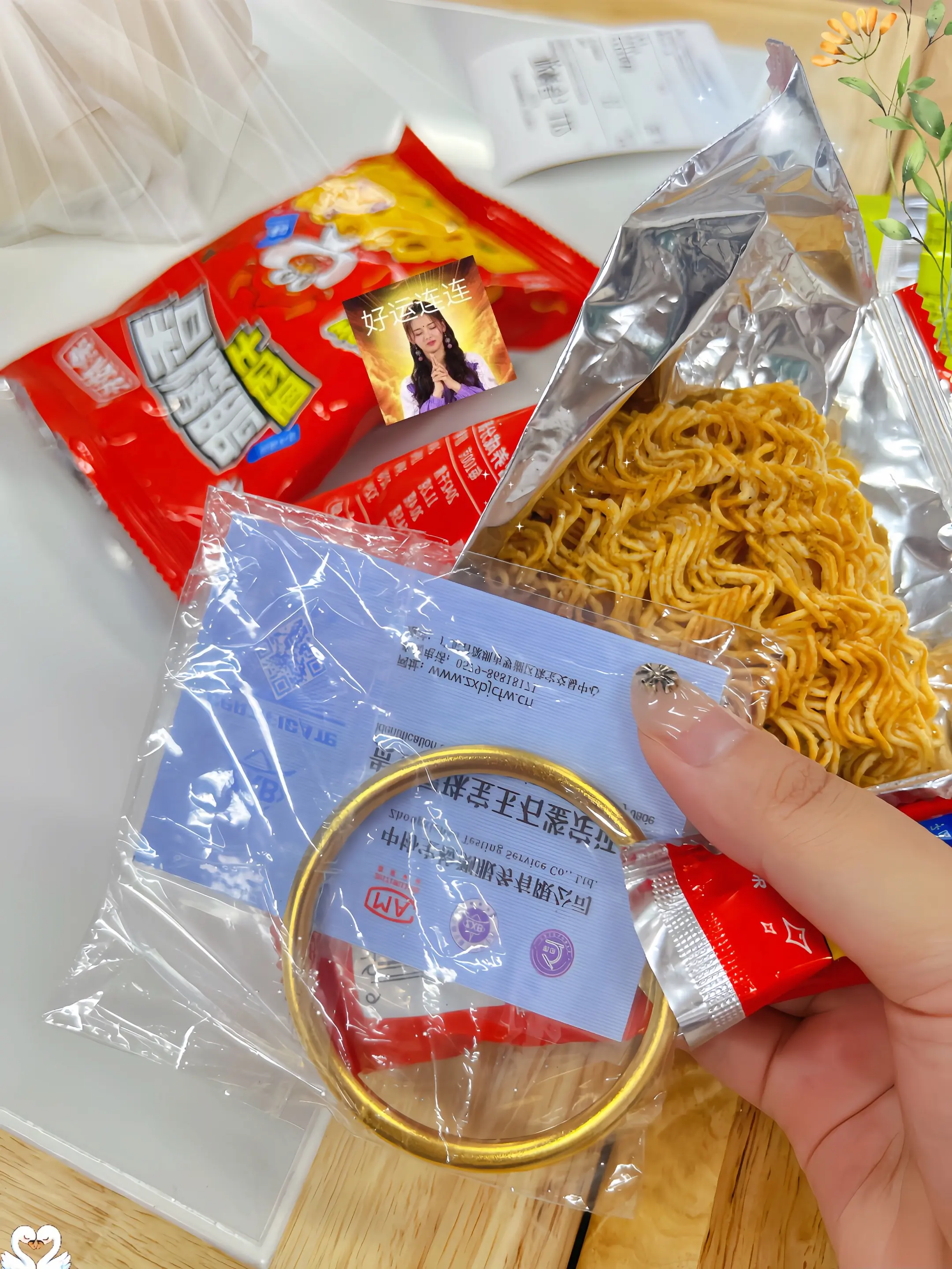 余校长干脆面竟然送黄金！余校长干脆面出事了，有消费者吃时咯掉牙齿，老板...