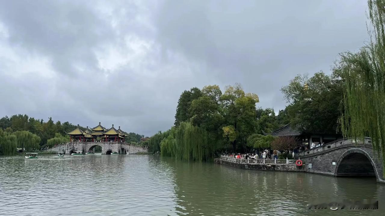 #以秋为题作首诗#《秋意》
秋光潋滟映苍穹，霜叶如丹舞晚风。
雁过寒云声渐远，金