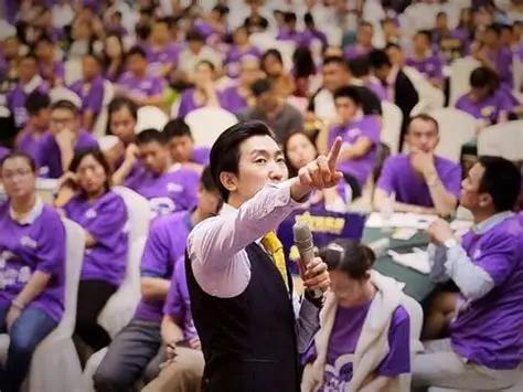 一块钱买课，最后掏空养老钱。一个初中辍学的网红，靠着“AI财商课”把68万装进口