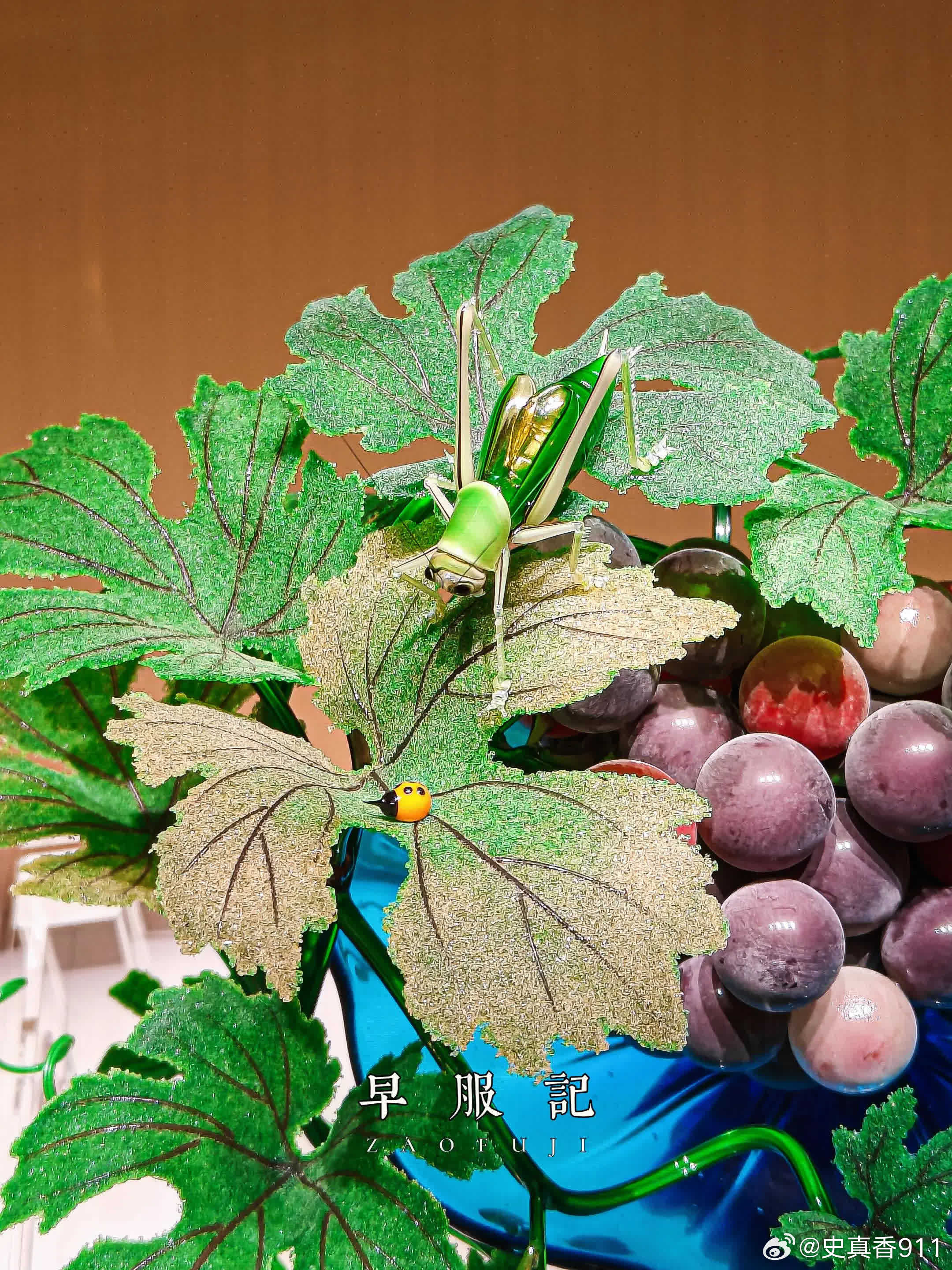 中国国家博物馆：琉光璃彩——淄博琉璃艺术展，展出的【岁岁平安】，葡萄孙琉璃艺术作