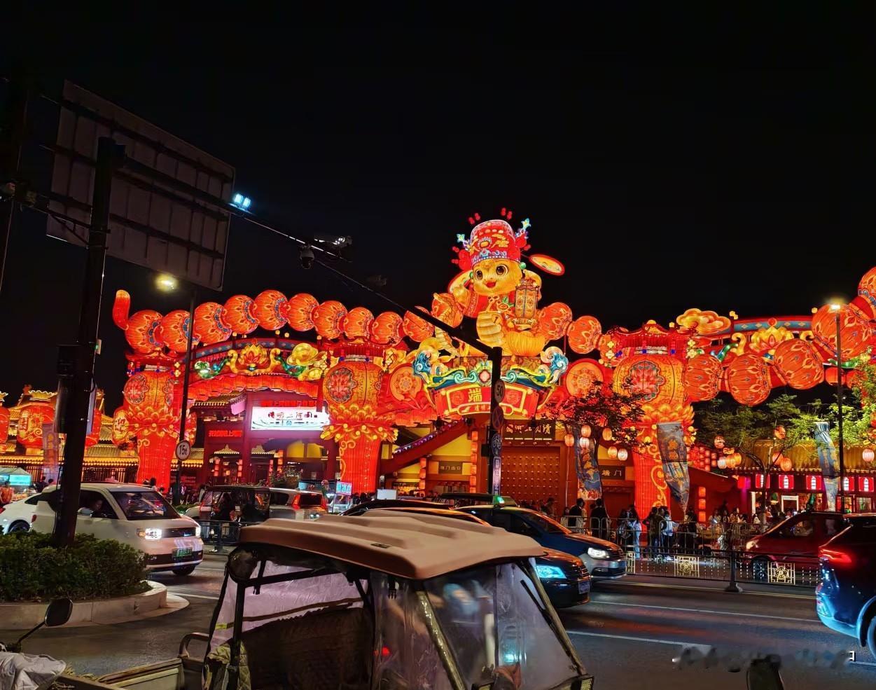五一假期打卡清明上河园，本是冲着夜景和演出去的，却经历了一场大雨中的“人潮大逃亡