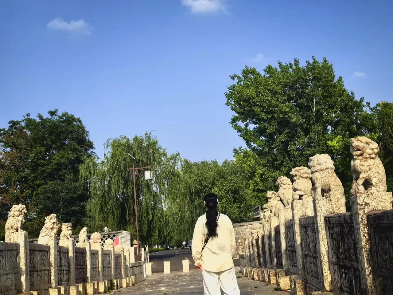 人越长大，越容易突然陷入一场怀旧，原来我们怀念的，是那个回不去的自己，我们怀念过