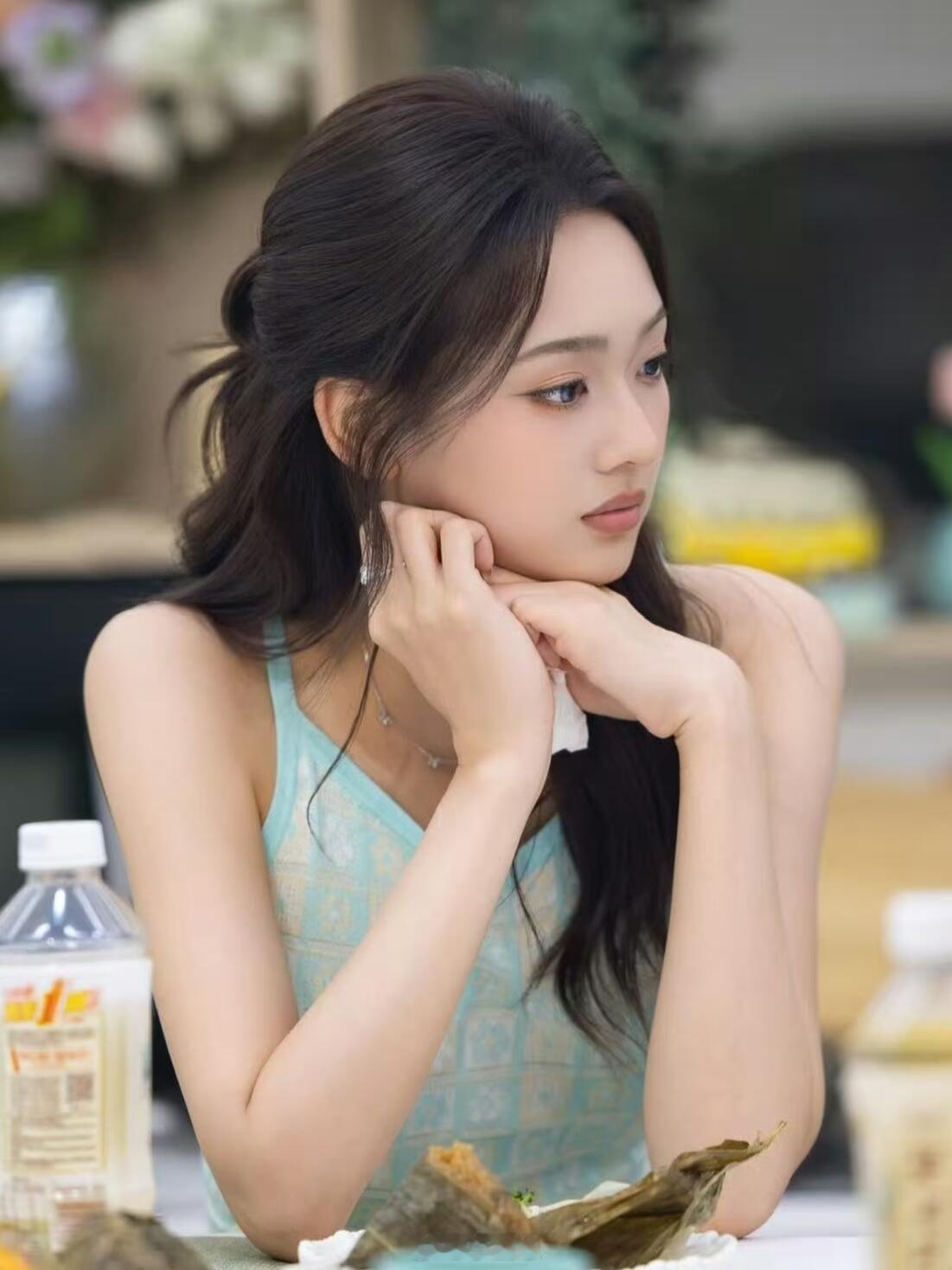 心动的信号[超话]心动8女嘉宾初约会穿搭｜吃吃美貌被低估了《心动的信号第八季》第