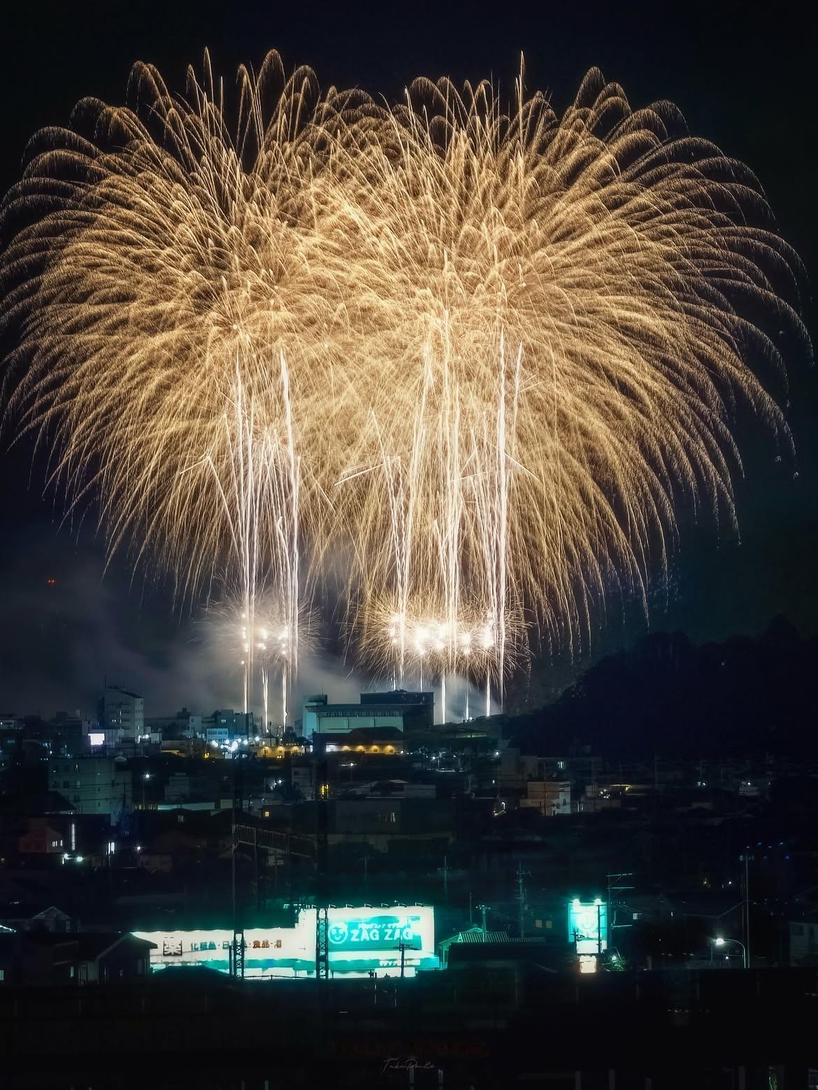 索尼手机Xperia 1 VIII，拍下了 2026 相生龙舟祭海上烟花大会的压