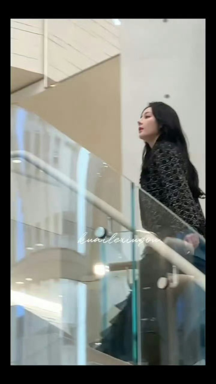迪丽热巴邓为巴黎探店路透迪丽热巴邓为巴黎探店 迪丽热巴邓为巴黎探店路透，好美好帅