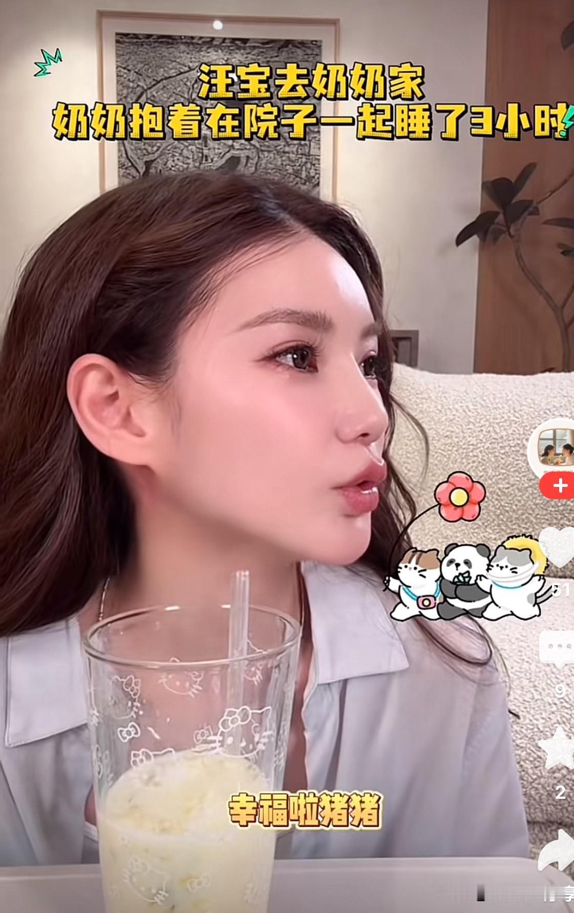 小汪宝俗奶奶家一次就被晒黑了，原来是奶奶抱着孩子在院子里晒太阳，两个人居然都睡着