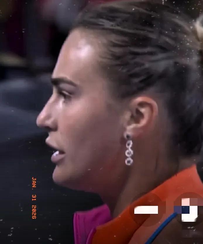 萨巴伦卡第二盘在莱巴金娜首个发球局逼出4个破发点，被莱巴金娜从容不迫地一一化解，