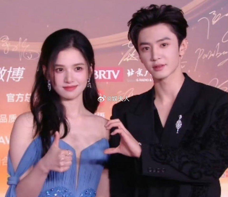 说好的默契呢，这是什么造型啊？尴了个大尬[允悲] 