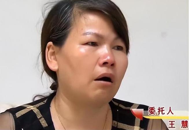 女儿从小被送养，养父母去世留百万遗产，2020年生母下跪求相认
 
2006年，