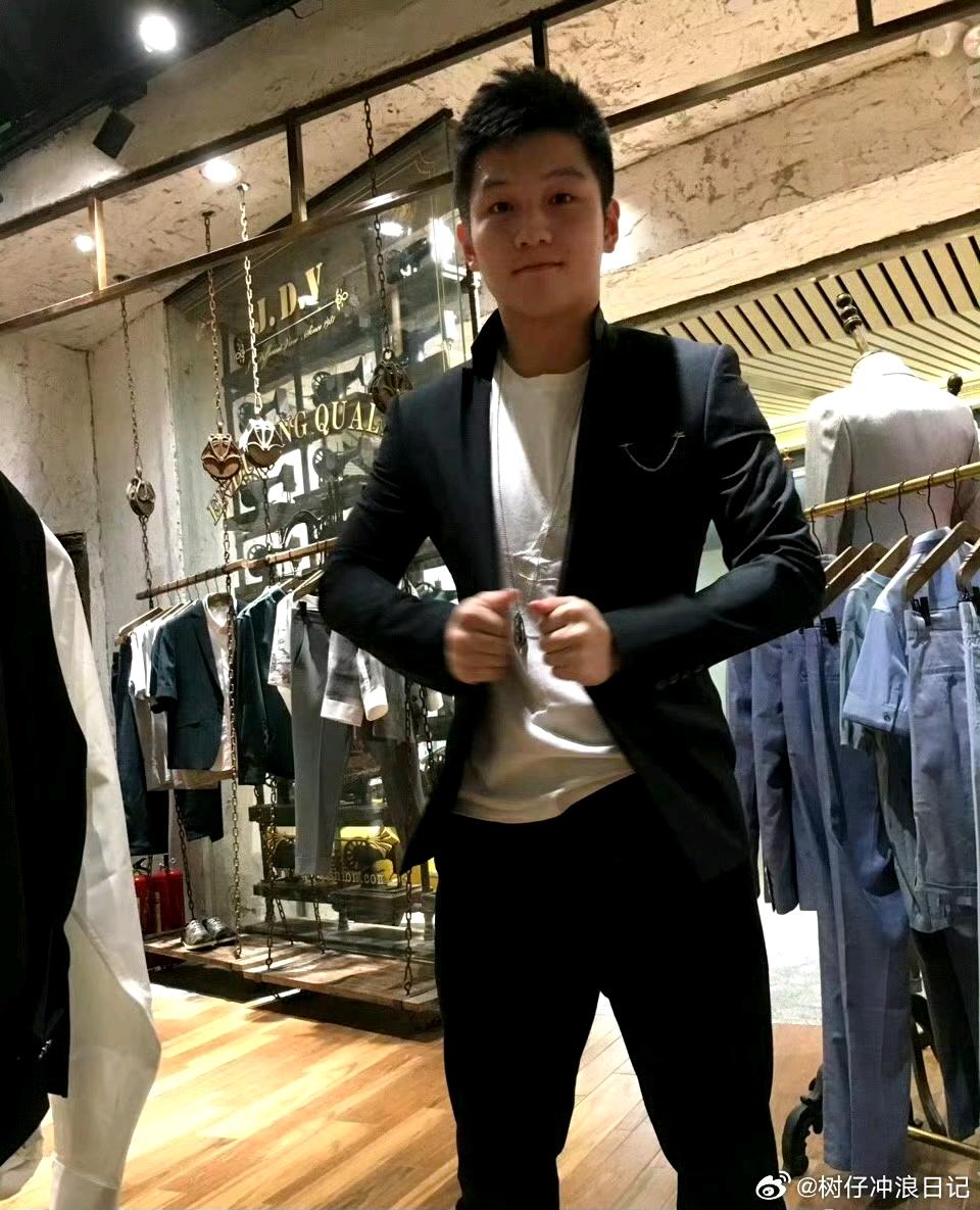 谁家的修身西装商务男（戴超长项链版）